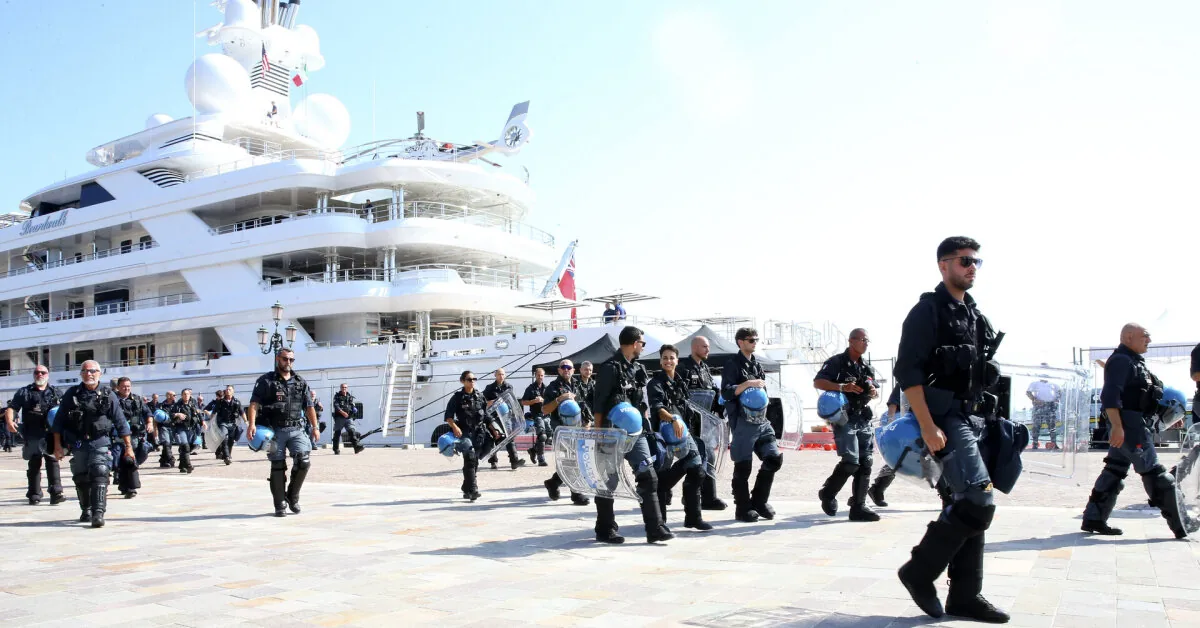 The US ambassador's megayacht appeared in Venice: locals went crazy