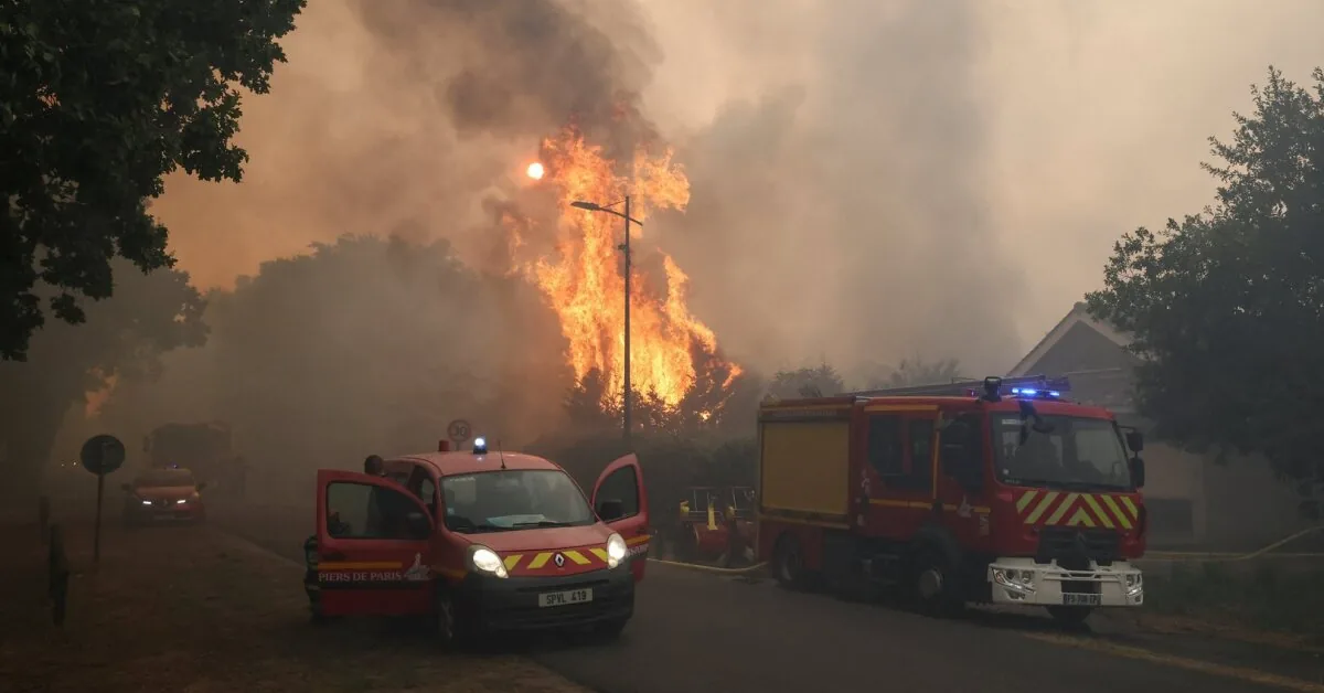 Armageddon scenes in France: hundreds evacuated by sea due to terrible fires