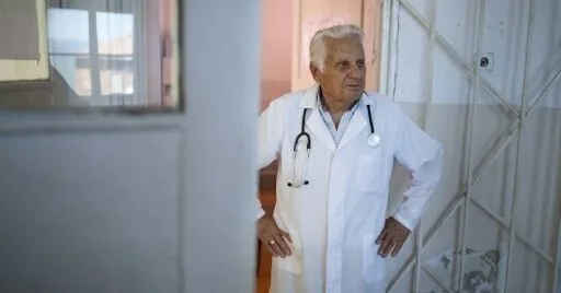 At 90, the doctor climbs mountains daily to his patients: „I would retire, but there's no one to replace me“