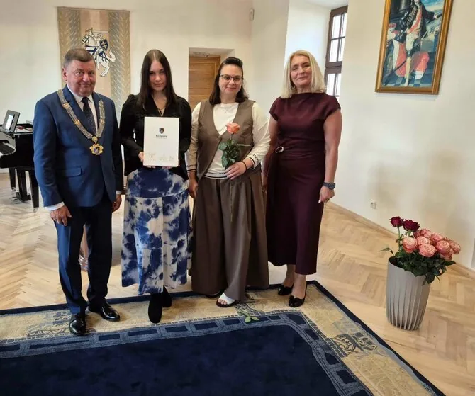 Kėdainiai District Municipality photo/Emilija Rimkutė, a student of "Atžalyno" Gymnasium who received a matriculation certificate with honors, is also on the honor roll of this year's most talented graduates.