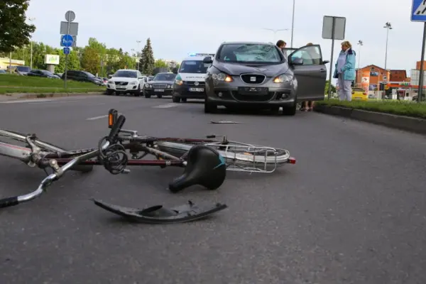 A BMW driven by a young woman hit a cyclist in Prienai