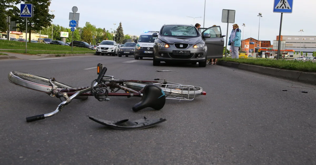 A BMW driven by a young woman hit a cyclist in Prienai