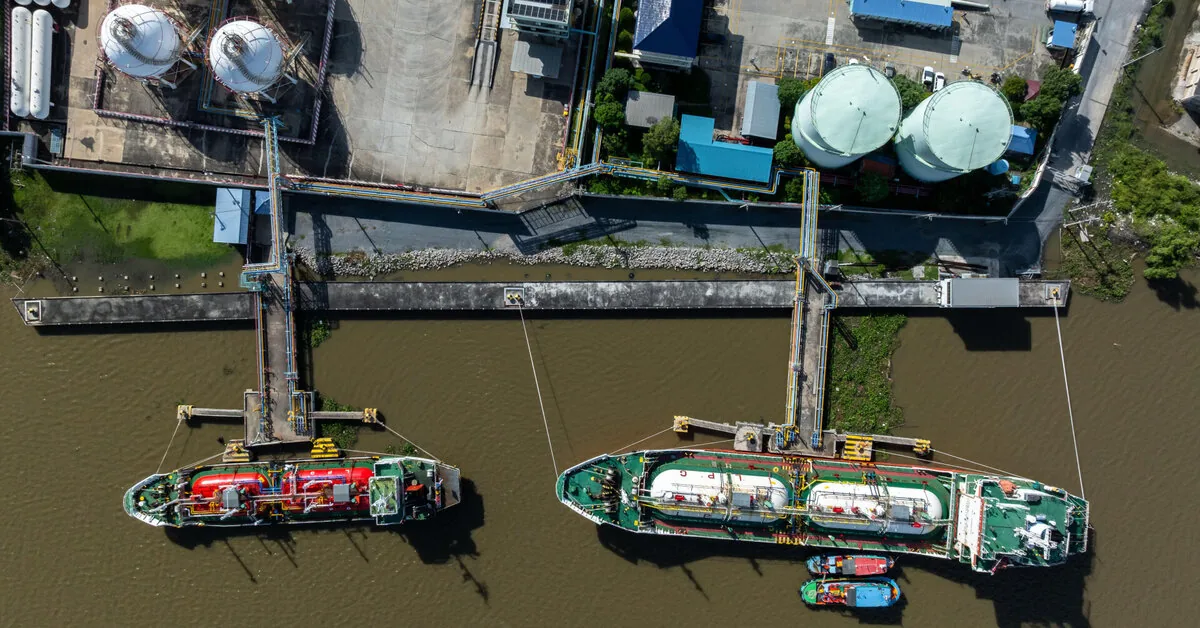 Ministry: Two gas ships caught fire at the Egyptian port