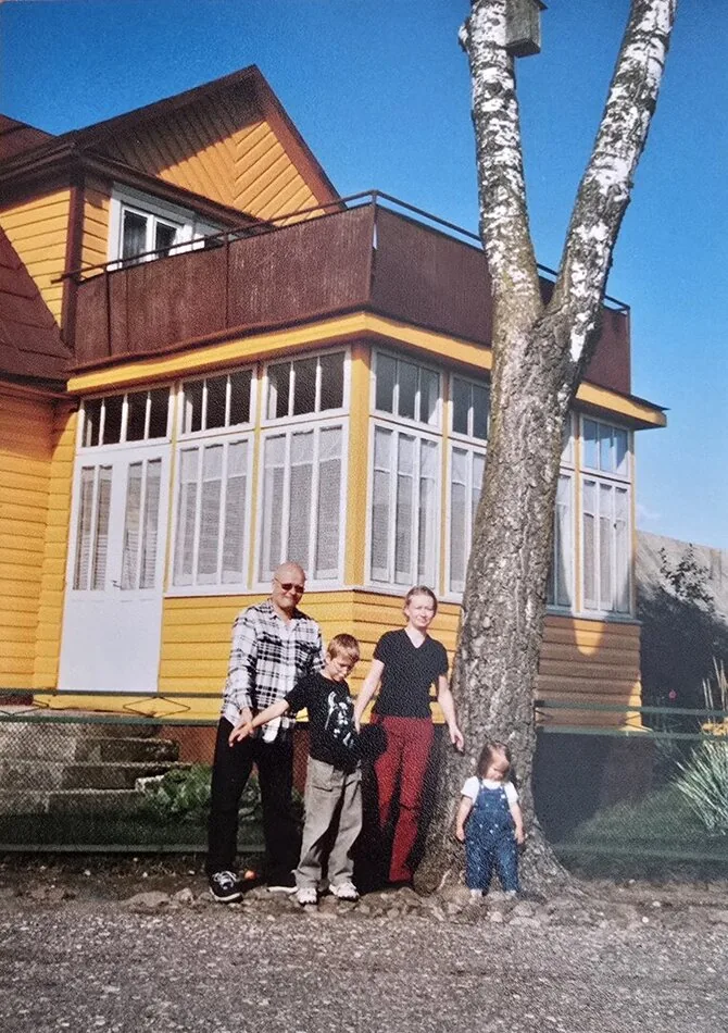 Asmeninio archyvo nuotr. / Arnoldas Lukošius su šeima prie bobutės namo Kurkliuose