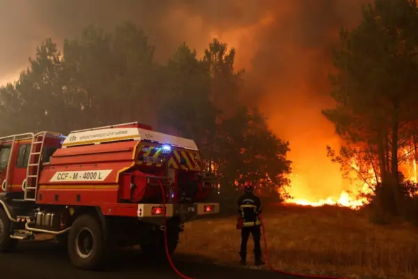 Forest fires are raging in France: thousands of tourists evacuated