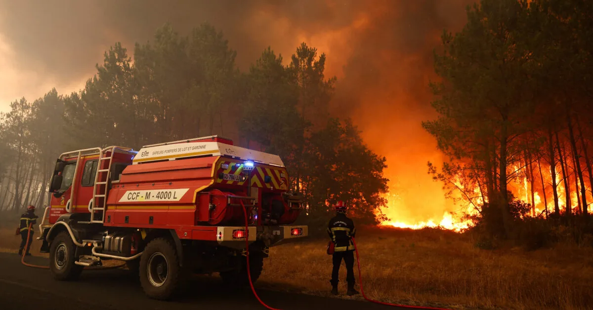 Forest fires are raging in France: thousands of tourists evacuated
