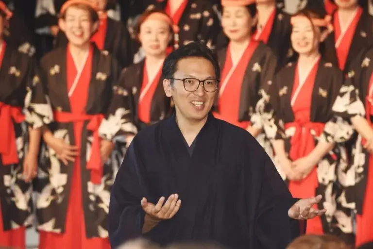 Akihito Kinashi asmeninio albumo nuotr./Japonas Akihitas Kinashi ir jo vadovaujamas lietuviškas dainas traukiantis choras „AKchoir“
