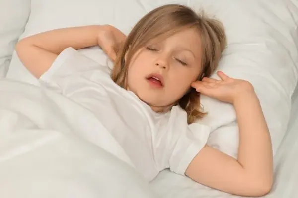 A child constantly breathes through the mouth during sleep: when to worry?