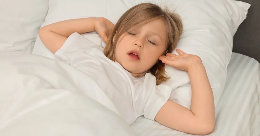A child constantly breathes through the mouth during sleep: when to worry?