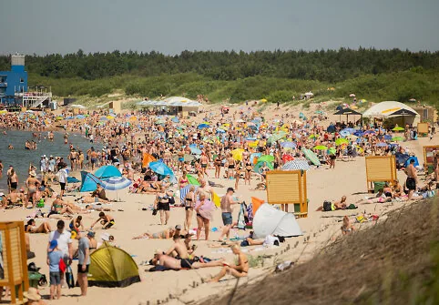 Palanga vacationers enjoy a hot Saturday by the water