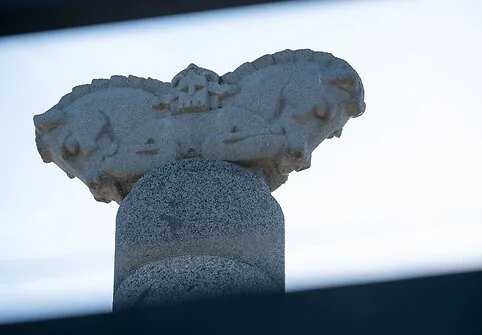 Milikonių kalno viršūnėje atnaujinta unikali tarpukario skulptūra „Perkūno žirgai“