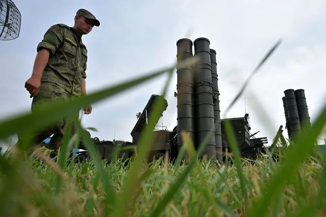 Russian soldier near the S-400 Triumf air defense system