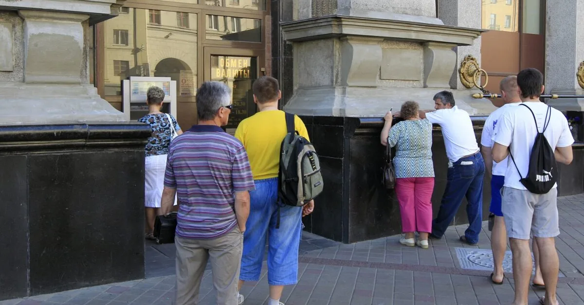 "Drones are flying" and "everything is burning": Russians rushed to ATMs