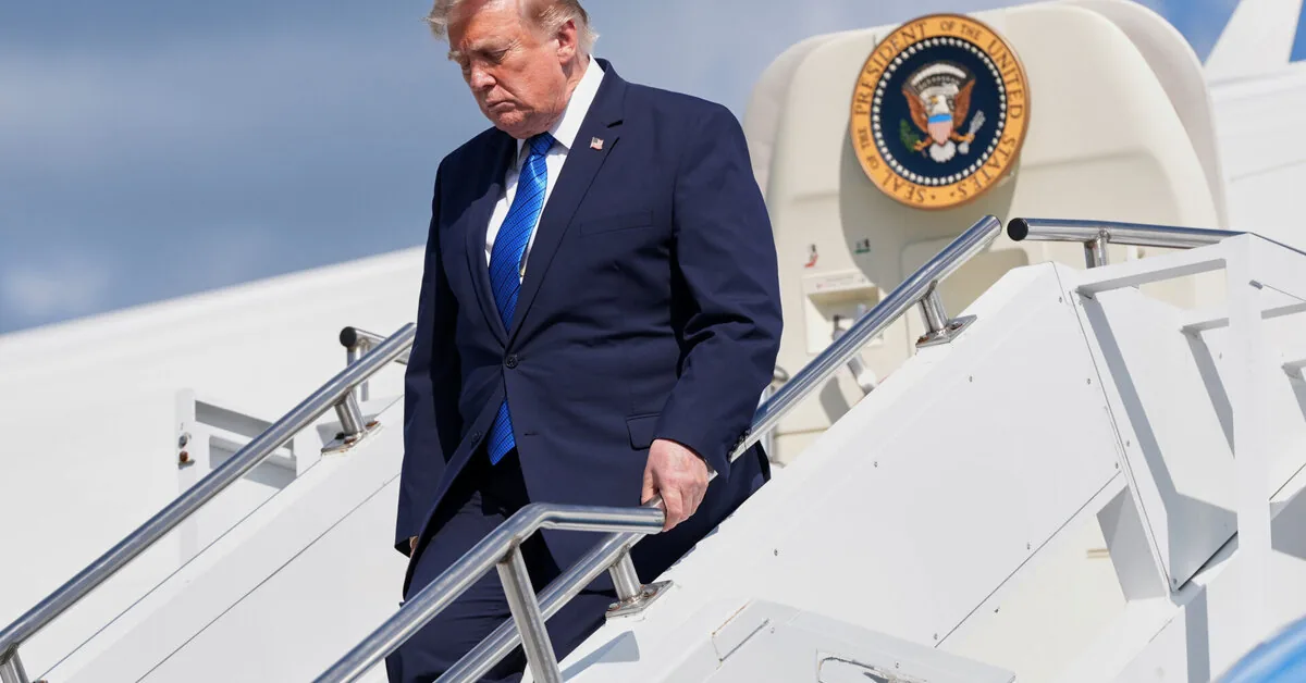 Donaldas Trumpas grasina suduoti Iranui „labai stiprų“ smūgį