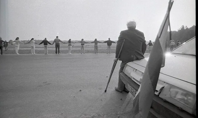 An old man reminiscent of a free Lithuania on February 16 looks at the people joined in the Baltic Way. Photo from the Kaunas IX Fort Museum fonds. Photographer – Edmundas Katinas.
