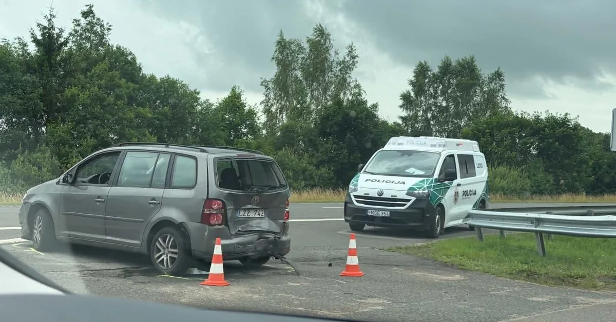 Vienas staigus stabdymas – masinė avarija: kiek kainuoja tokia vairuotojo klaida?