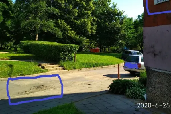 A Vilnius resident couldn't stand the potholes in the apartment building yard: bought asphalt and patched it himself
