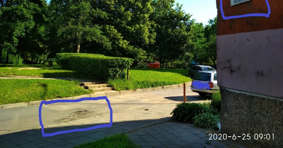 A Vilnius resident couldn't stand the potholes in the apartment building yard: bought asphalt and patched it himself