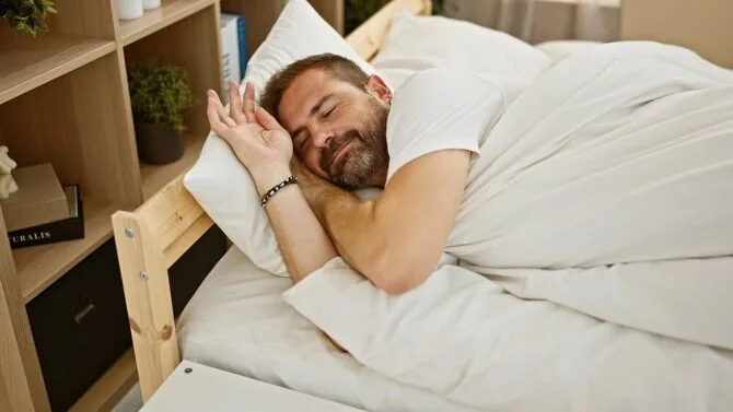 Shutterstock nuotr./Vyras ilgai miega
