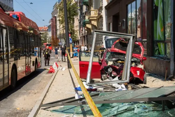 Į stoteles įsirėžę automobiliai sostinei kasmet kainuoja tūkstančius: kas padengia žalą?
