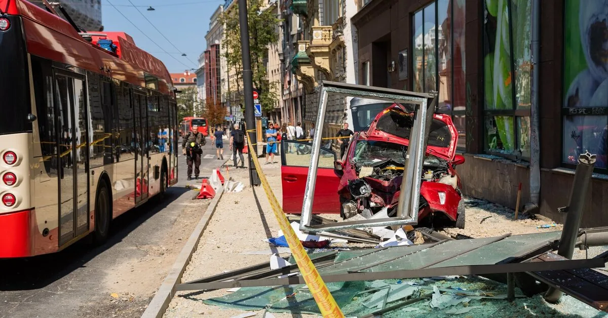 Į stoteles įsirėžę automobiliai sostinei kasmet kainuoja tūkstančius: kas padengia žalą?