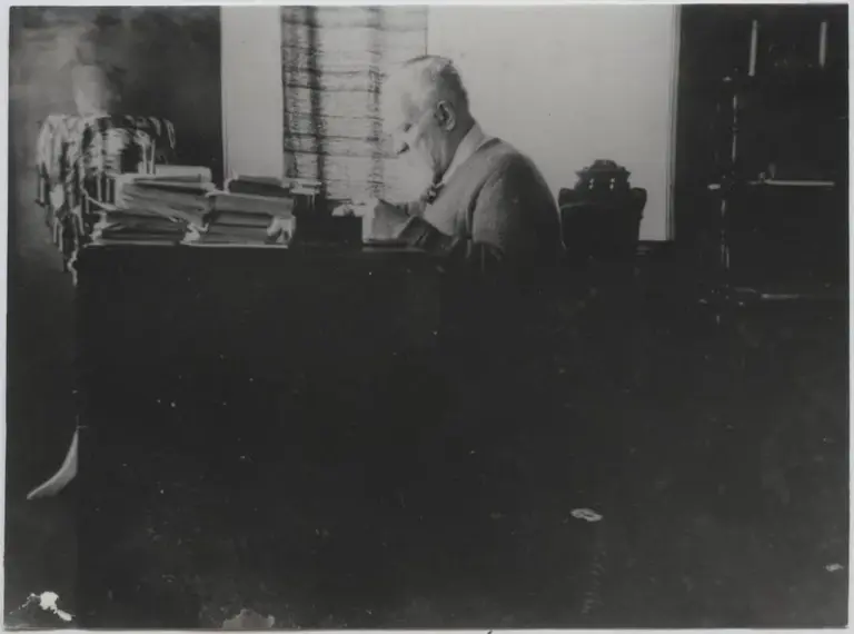 Lietuvos nacionalinio muziejaus nuotr./Jonas Šliūpas darbo kambaryje Palangoje, apie 1943 m.
