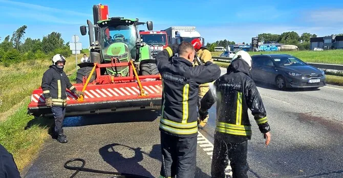 Rolando Žalgevičiaus nuotr./Traktoriaus gesinimo operacija