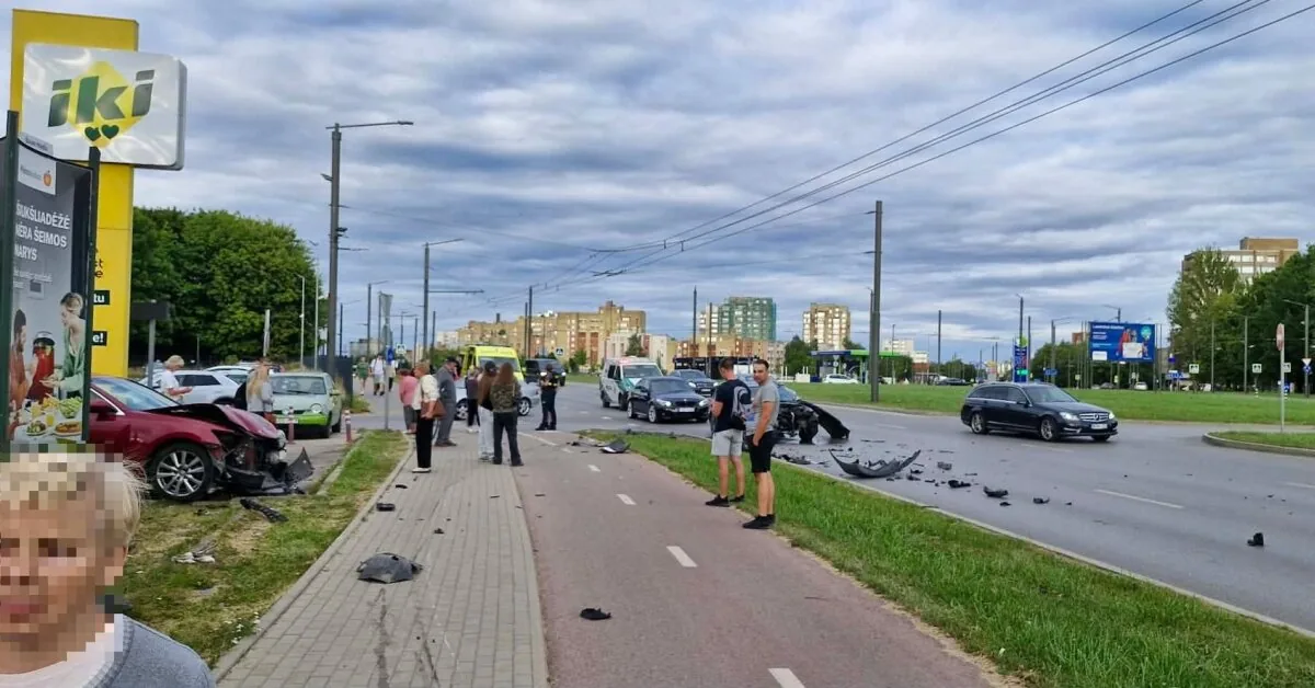 Accident in Kaunas: after a collision of two cars, a "Lexus" parked in the lot was also hit