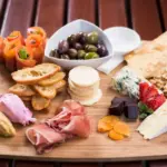 This cheese snack board will enhance any picnic: ready in 5 minutes