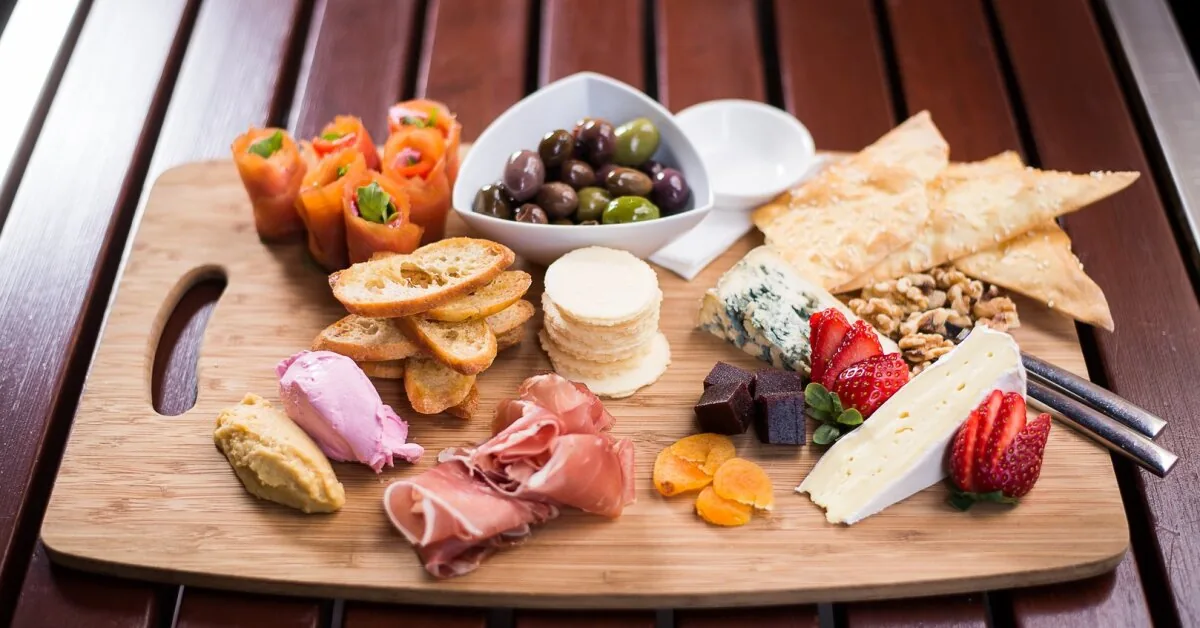 This cheese snack board will enhance any picnic: ready in 5 minutes