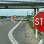 Vairuotojai pyksta: kodėl apriboja greitį, nupiešia geltonas linijas, bet kelininkų nesimato?