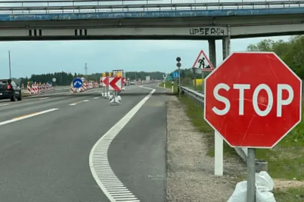 Vairuotojai pyksta: kodėl apriboja greitį, nupiešia geltonas linijas, bet kelininkų nesimato?