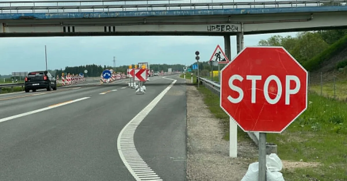 Vairuotojai pyksta: kodėl apriboja greitį, nupiešia geltonas linijas, bet kelininkų nesimato?