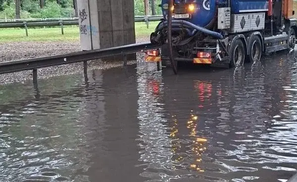The storm in Latvia caused serious damage: streets flooded in Riga, more than 100,000 left without electricity.