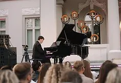 Angelou koncertas Palangos gintaro muziejaus terasoje