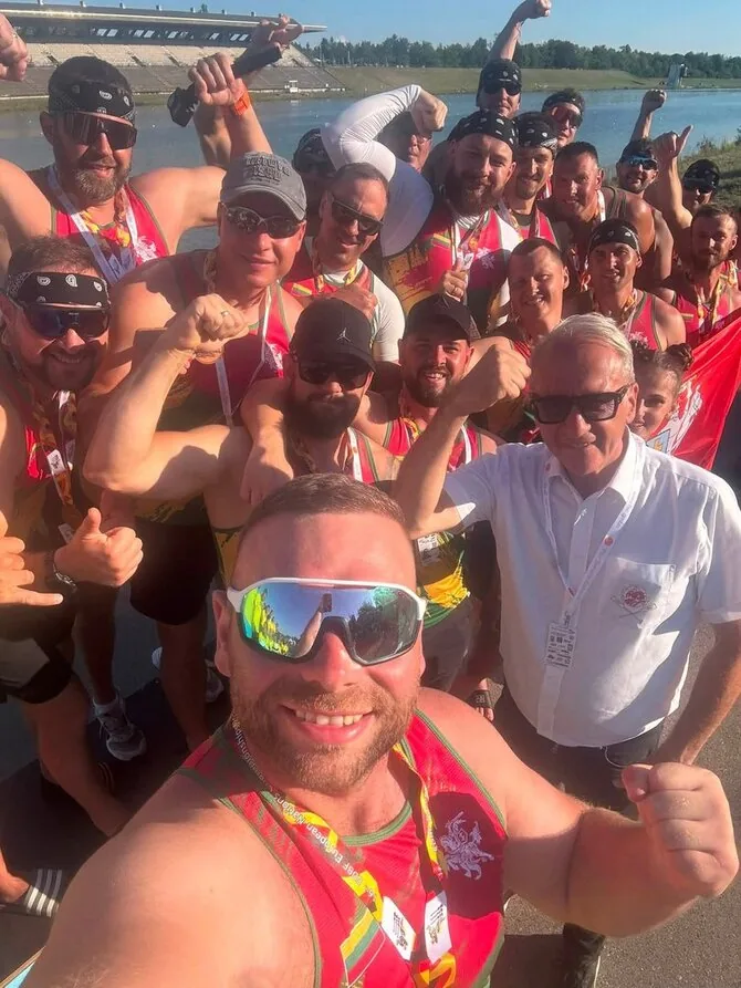 Vaido Kurgano asmeninio archyvo nuotr./Drakonų valčių sporto atstovai iš Lietuvos