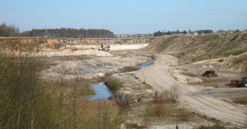 Abandoned quartz sand quarry in Anykščiai will become a park and commercial zone
