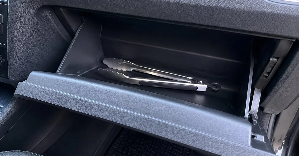 8 useful tips for drivers: pliers, belt buckle, and a small arrow on the dashboard
