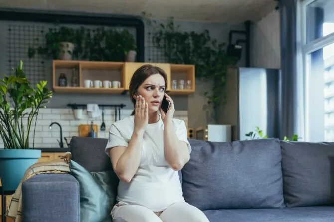 Shutterstock nuotr./Nėščioji registruojasi pas gydytoją telefonu (asociatyvinė nuotr.)