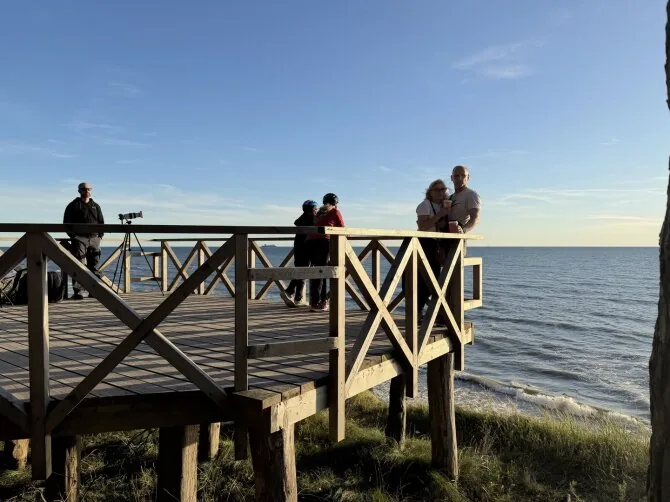 Aurelijos Jašinskienės / 15min.lt nuotr./Pajūryje žmonės stebi saulės užtemimą