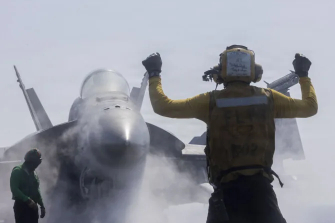 JAV naikintuvas ant lėktuvnešio „USS Abraham Lincoln“ / Tsgt. Kevin Torres/U.S. Navy / ZUMAPRESS.com