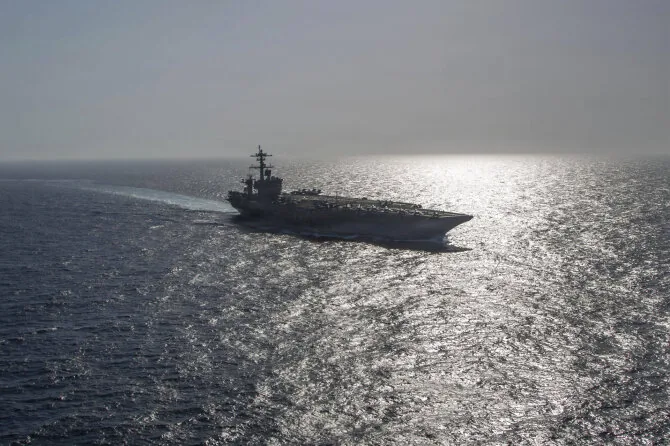 Laivas Hormuzo sąsiauryje /U.S Navy / ZUMAPRESS.com
