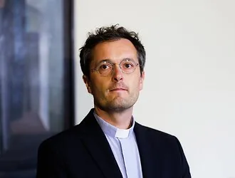 Priest accused of possessing child pornography defends himself: family representatives also speak out