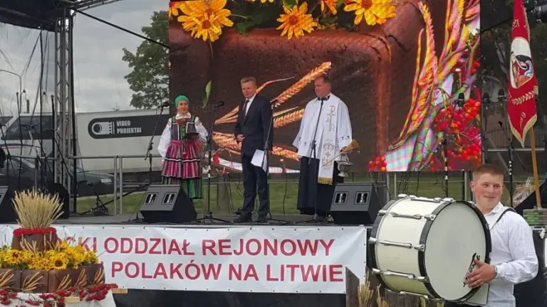 Photo from Tadas Švedavičius’s Facebook profile/Jaroslav Narkevič (left) and priest Tadas Švedavičius