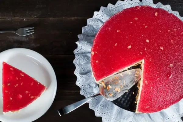 This watermelon jelly cake will simply blow you away: little work, and the taste is perfect