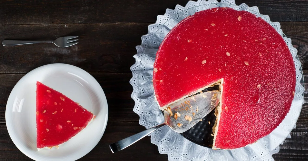 This watermelon jelly cake will simply blow you away: little work, and the taste is perfect