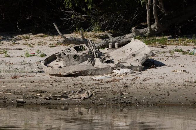 IMAGO/ „Scanpix“/Nazi warships in the dried-up Danube