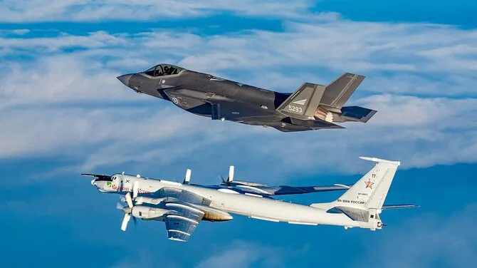 AFP/ „Scanpix“/NATO pajėgos perima Rusijos orlaivį