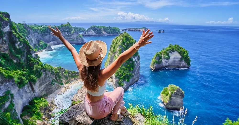 Are you posting holiday photos in real time? Experts warn about one thing
