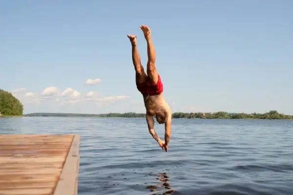A harmless feeling after swimming can turn into a serious inflammation: the first signals were mentioned